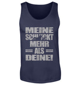 Ein Biker Tanktop für Motorradfahrer von Wingbikers mit dem Aufdruck, Meine schluckt mehr als deine! mit einem Motorrad, in navy blau.