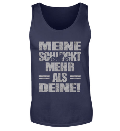 Ein Biker Tanktop für Motorradfahrer von Wingbikers mit dem Aufdruck, Meine schluckt mehr als deine! mit einem Motorrad, in navy blau.