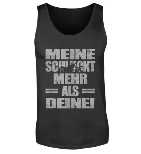 Ein Biker Tanktop für Motorradfahrer von Wingbikers mit dem Aufdruck, Meine schluckt mehr als deine! mit einem Motorrad, in schwarz.