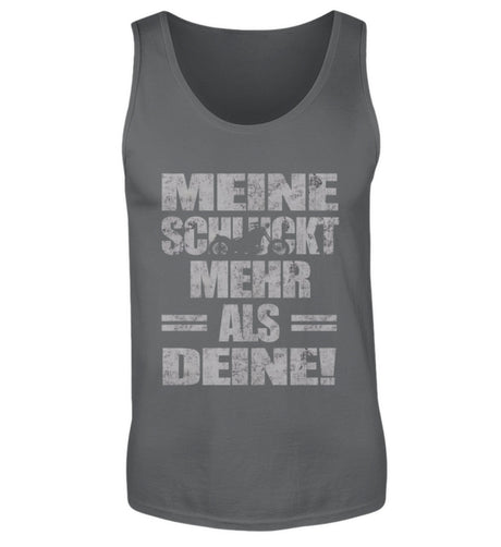 Ein Biker Tanktop für Motorradfahrer von Wingbikers mit dem Aufdruck, Meine schluckt mehr als deine! mit einem Motorrad, in dunkelgrau.