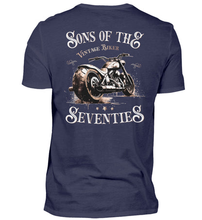 Ein T-Shirt für Motorradfahrer von Wingbikers mit dem Aufdruck, Sons of the Seventies - Vintage Biker, als Back Print, in navy blau.