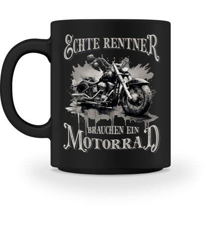 Eine Tasse für Motorradfahrer von Wingbikers, mit dem beidseitigen Aufdruck, Echte Rentner brauchen ein Motorrad, in schwarz.