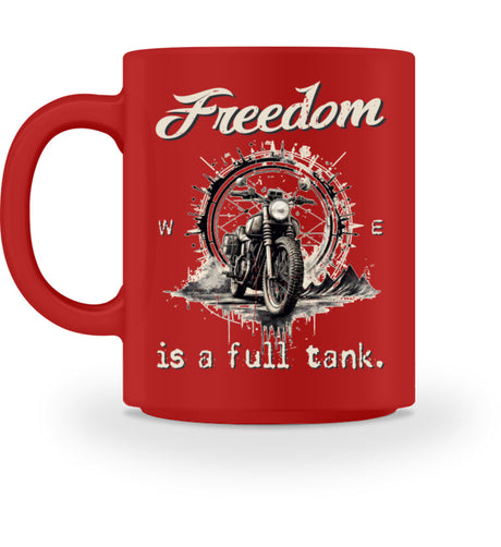 Ein Tasse für Motorradfahrer von Wingbikers mit dem beidseitigem Aufdruck, Freedom Is A Full Tank - Freiheit ist ein voller Tank - mit einem Retro Vintage klassischem Motorrad, in rot.