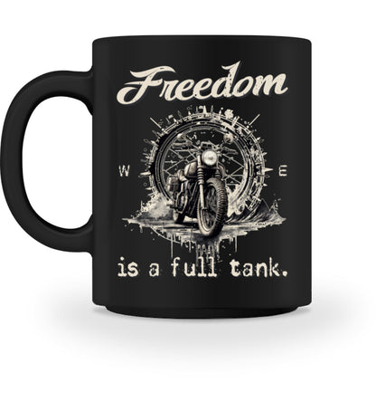 Ein Tasse für Motorradfahrer von Wingbikers mit dem beidseitigem Aufdruck, Freedom Is A Full Tank - Freiheit ist ein voller Tank - mit einem Retro Vintage klassischem Motorrad, in schwarz.