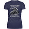 Ein T-Shirt für Motorradfahrerinnen von Wingbikers mit dem Aufdruck, Lieber mit Freunden zur Hölle fahren, als mit Idioten im Paradies leben, als Back Print, in navy blau.