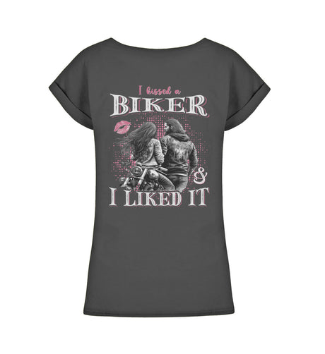 Ein T-Shirt für Motorradfahrerinnen von Wingbikers mit dem Aufdruck, I Kissed A Biker And I Liked It- mit Back Print, leger geschnitten, in schwarz.