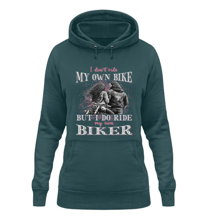 Ein Damen Hoodie für Motorradfahrerinnen von Wingbikers mit dem Aufdruck, I Don't Ride My Own Bike, But I Do Ride My Own Biker, in petrol türkis.