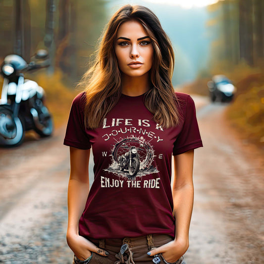 Eine Frau mit einem T-Shirt für Motorradfahrerinnen von Wingbikers mit dem Aufdruck, Life Is A Journey - Enjoy The Ride - mit einem Retro Vintage klassischem Motorrad, in schwarz.