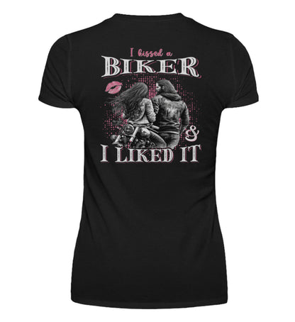 Ein T-Shirt mit V-Ausschnitt für Motorradfahrerinnen von Wingbikers mit dem Aufdruck, I Kissed A Biker And I Liked It, als Backprint in schwarz.