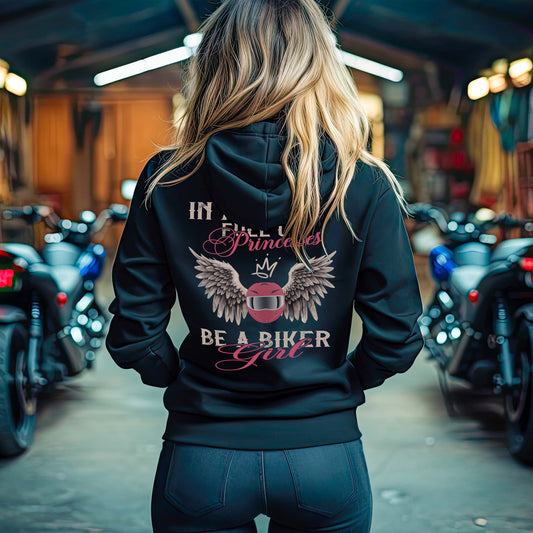 Eine Frau mit einer Reißverschluss-Jacke für Motorradfahrerinnen von Wingbikers mit dem Aufdruck, In A World Full Of Princesses - Be A Biker Girl, in schwarz.
