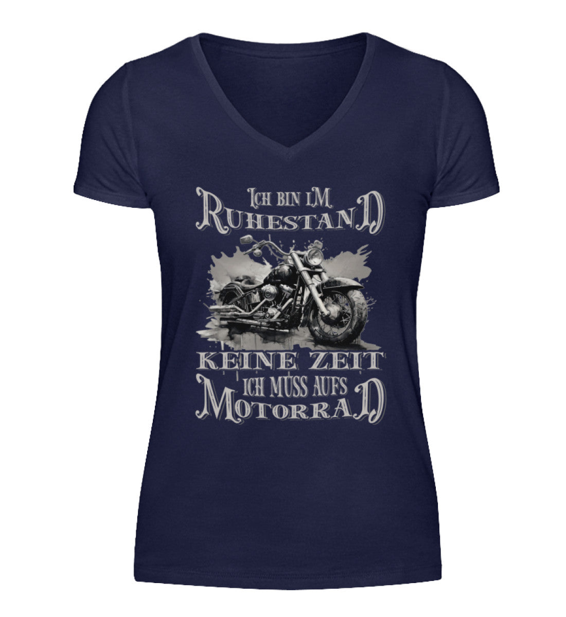Ein T-Shirt mit V-Ausschnitt für Motorradfahrerinnen von Wingbikers mit dem Aufdruck, Ich bin im Ruhestand - Keine Zeit - Ich muss aufs Motorrad, im vintage Stil in navy blau.