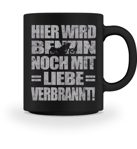 Eine Biker Tasse für Motorradfahrer, von Wingbikers, mit dem beidseitigen Aufdruck, Hier wird Benzin noch mit Liebe verbrannt, in schwarz.