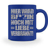 Eine Biker Tasse für Motorradfahrer, von Wingbikers, mit dem beidseitigen Aufdruck, Hier wird Benzin noch mit Liebe verbrannt, in blau.