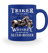 Eine Tasse für Trike Fahrer von Wingbikers, mit dem beidseitigen Aufdruck, Triker sind wie guter Whiskey - Wir werden mit dem Alter besser, in royal blau.