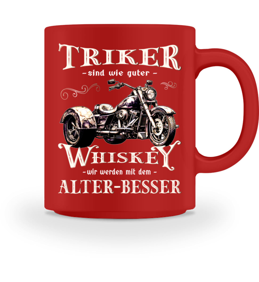 Eine Tasse für Trike Fahrer von Wingbikers, mit dem beidseitigen Aufdruck, Triker sind wie guter Whiskey - Wir werden mit dem Alter besser, in rot.