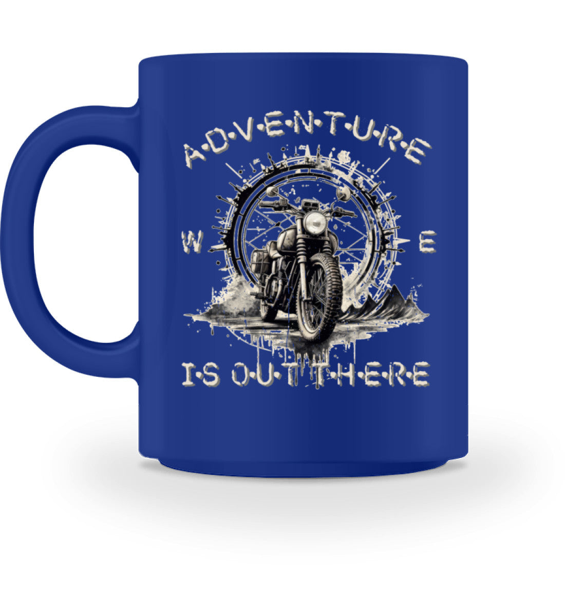 Eine Tasse für Motorradfahrer von Wingbikers, mit dem beidseitigen Aufdruck, Adventure Is Out There, in royal blau.