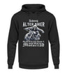 Ein Biker Hoodie für Motorradfahrer von Wingbikers mit dem Aufdruck, Achtung alter Biker - Gib ihm Öl und hilf ihm auf sein Motorrad - in schwarz.