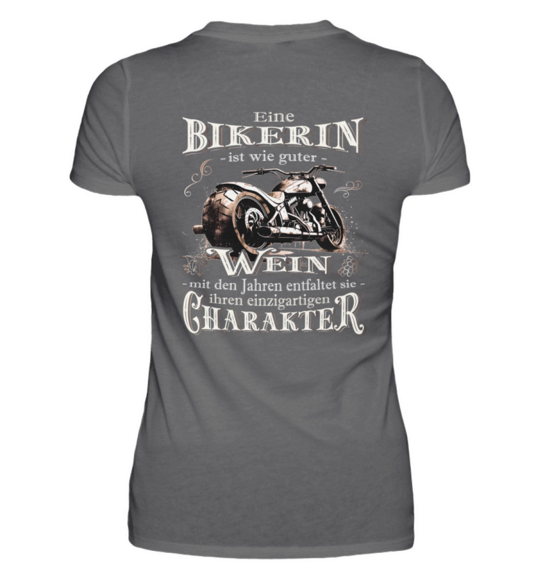 Ein Bikerin T-Shirt für Motorradfahrerinnen von Wingbikers mit dem Aufdruck, Eine Bikerin ist wie guter Wein - mit den Jahren entfaltet sie ihren einzigartigen Charakter - mit Back Print, in dunkelgrau.