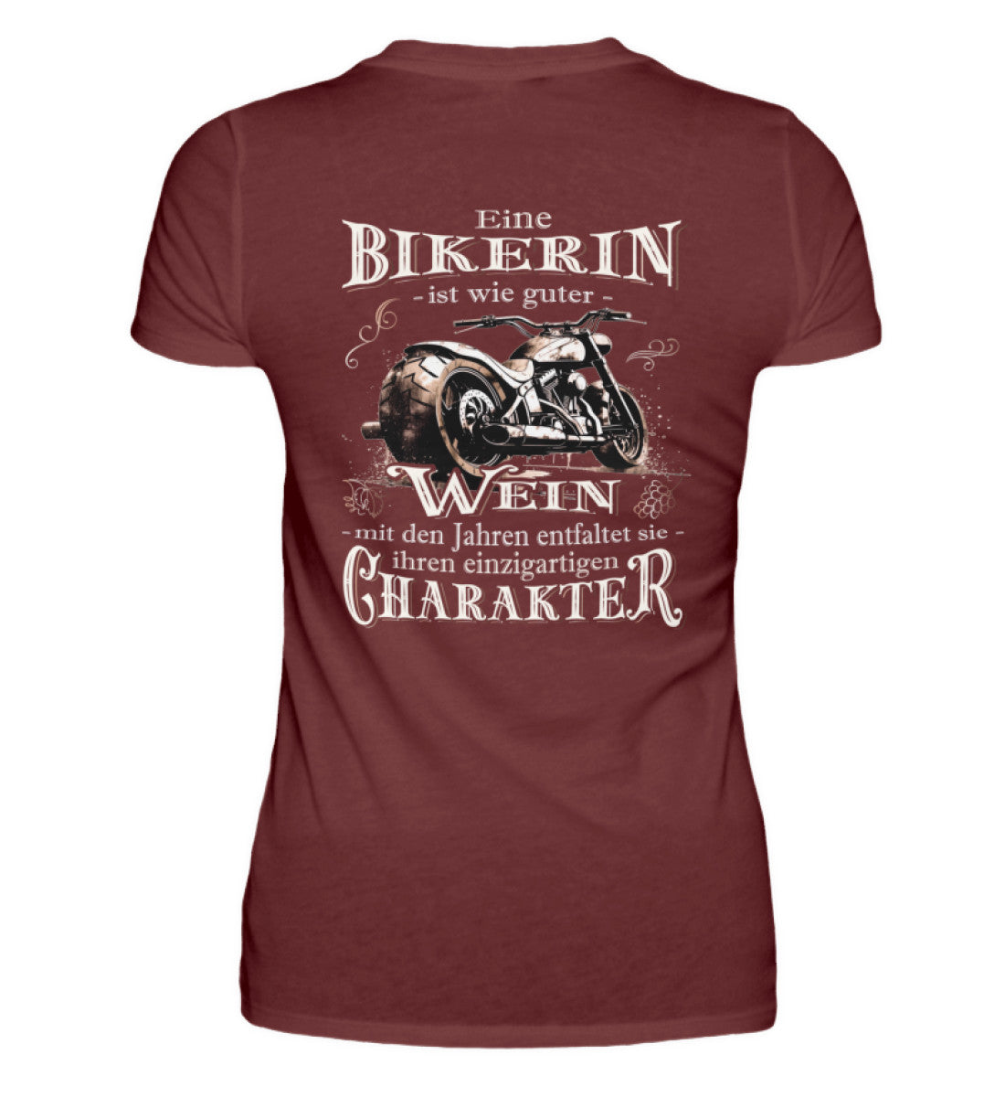 Ein Bikerin T-Shirt für Motorradfahrerinnen von Wingbikers mit dem Aufdruck, Eine Bikerin ist wie guter Wein - mit den Jahren entfaltet sie ihren einzigartigen Charakter - mit Back Print, in weinrot.