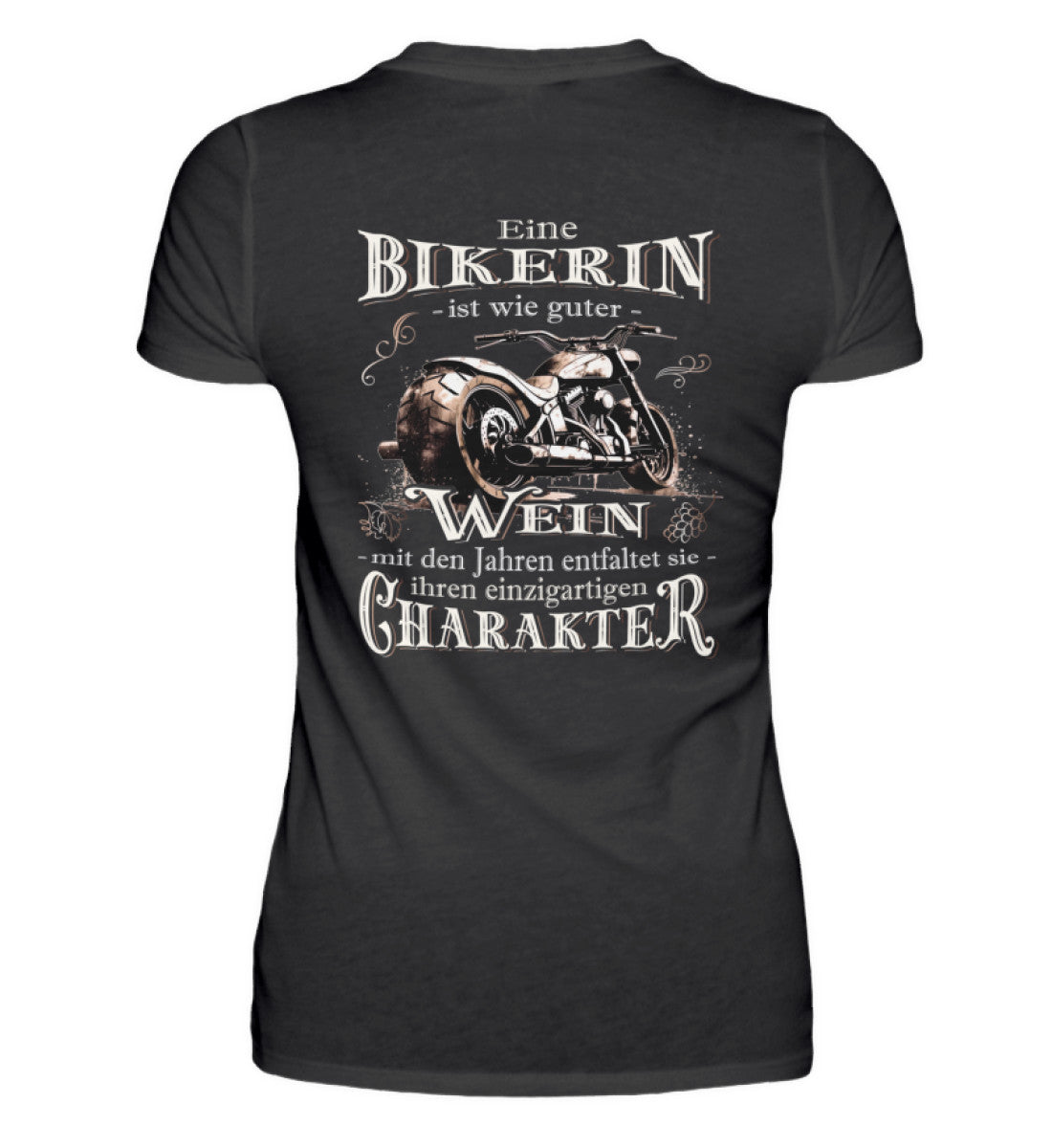 Ein Bikerin T-Shirt für Motorradfahrerinnen von Wingbikers mit dem Aufdruck, Eine Bikerin ist wie guter Wein - mit den Jahren entfaltet sie ihren einzigartigen Charakter - mit Back Print, in schwarz.