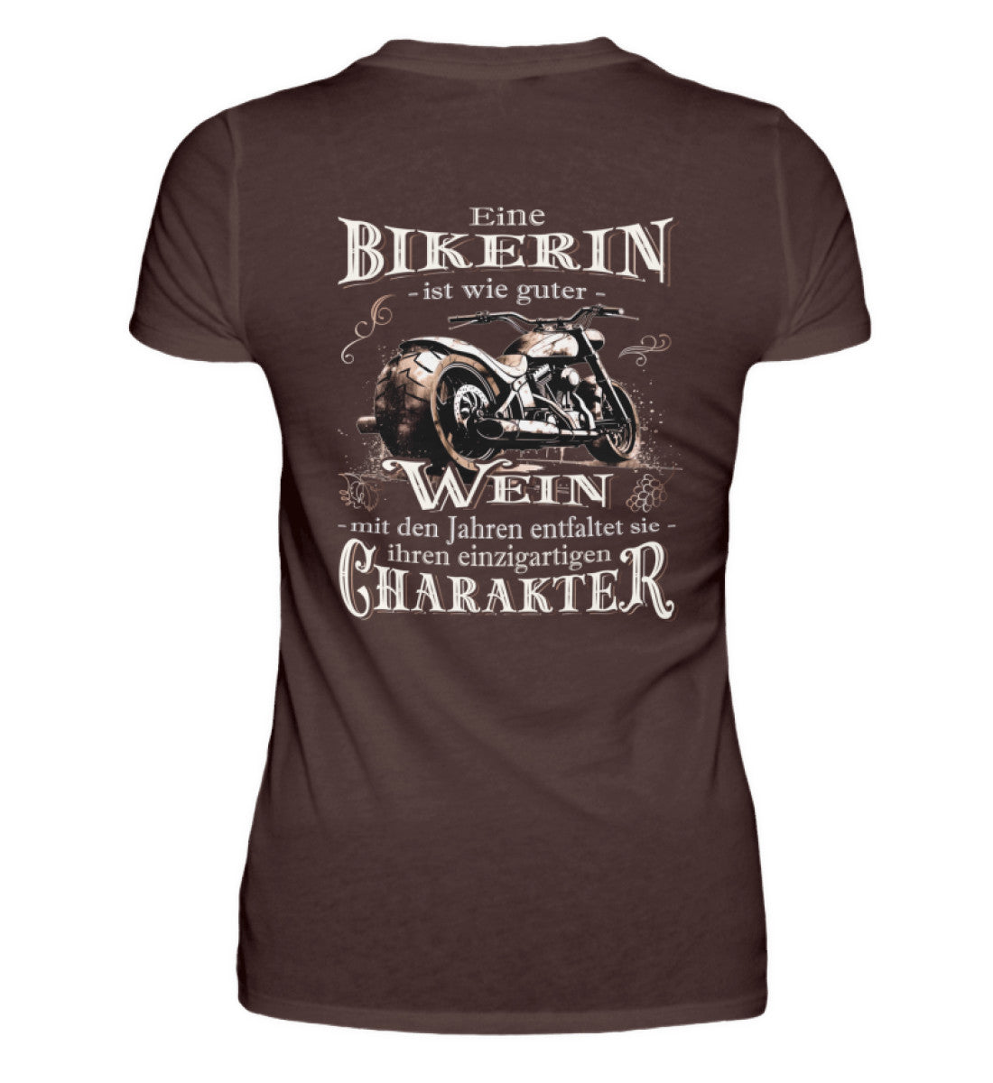 Ein Bikerin T-Shirt für Motorradfahrerinnen von Wingbikers mit dem Aufdruck, Eine Bikerin ist wie guter Wein - mit den Jahren entfaltet sie ihren einzigartigen Charakter - mit Back Print, in braun.