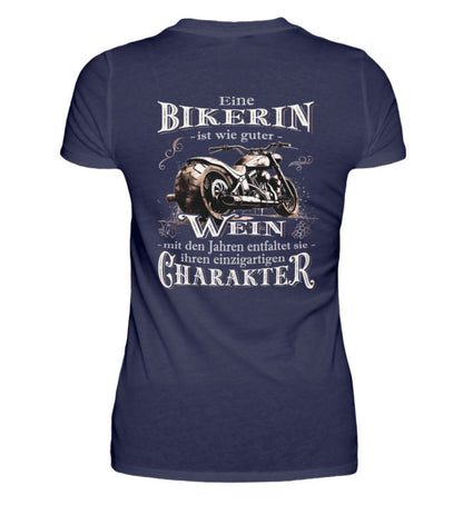 Ein Bikerin T-Shirt für Motorradfahrerinnen von Wingbikers mit dem Aufdruck, Eine Bikerin ist wie guter Wein - mit den Jahren entfaltet sie ihren einzigartigen Charakter - mit Back Print, in navy blau.