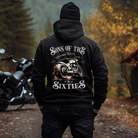 Ein Biker mit einer Reißverschluss-Jacke für Motorradfahrer von Wingbikers mit dem Aufdruck, Sons of the Sixties - Vintage Biker, in schwarz.