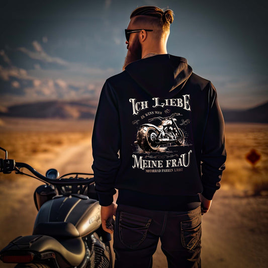 Ein Motorradfahrer mit einer Reißverschluss-Jacke von Wingbikers mit dem Aufdruck, Ich liebe meine Frau, wenn sie mich Motorrad fahren lässt! - in schwarz.