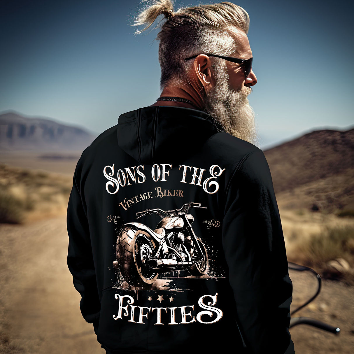 Eine Reißverschluss-Jacke für Motorradfahrer von Wingbikers mit dem Aufdruck, Sons of the Fifties - Vintage Biker, in schwarz.