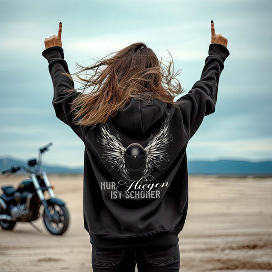 Ein Motorradfahrerin mit einer Reißverschluss-Jacke von Wingbikers mit dem Aufdruck, Nur fliegen ist schöner, in schwarz