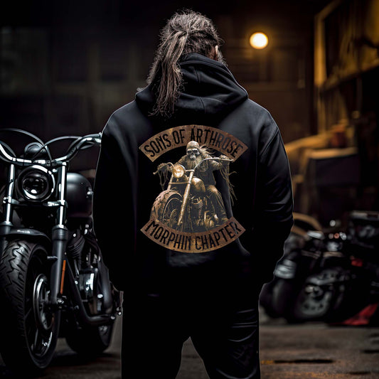Ein Biker mit einer Reißverschluss-Jacke für Motorradfahrer von Wingbikers mit dem Aufdruck, Sons of Arthrose - Morphin Chapter, in schwarz.