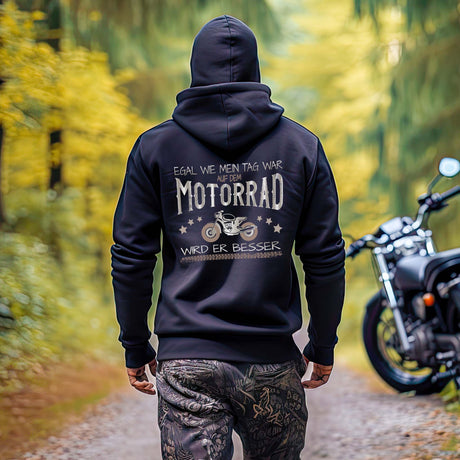 Eine Motorradfahrer mit einer Reißverschluss-Jacke von Wingbikers mit dem Aufdruck, Egal wie mein Tag war, auf dem Motorrad wird er besser, in schwarz.