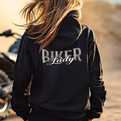 Eine Bikerin mit einer Reißverschluss-Jacke für Motorradfahrerinnen von Wingbikers mit dem Aufdruck, Biker Lady, in schwarz.