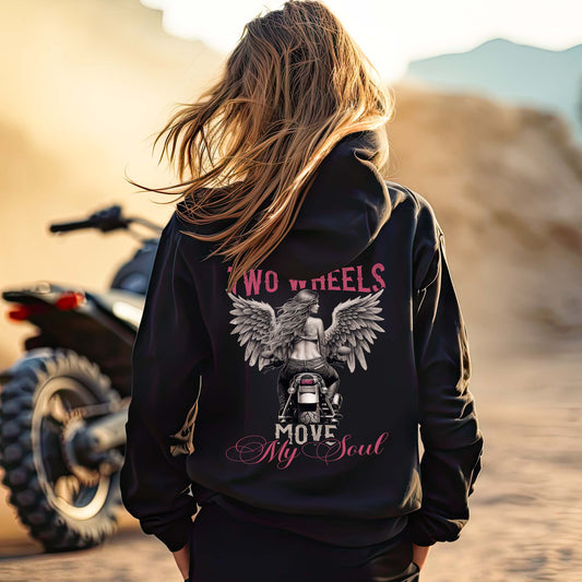 Eine Bikerin mit einer Reißverschluss-Jacke für Motorradfahrerinnen von Wingbikers mit dem Aufdruck, Two Wheels Move My Soul, in schwarz.