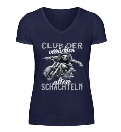 Ein Bikerin T-Shirt mit V-Ausschnitt für Motorradfahrerinnen von Wingbikers mit dem Aufdruck, Club der verrückten alten Schachteln - in navy blau.