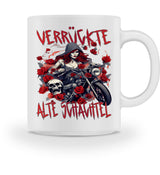 Eine Tasse für Motorradfahrerinnen von Wingbikers, mit dem beidseitigen Aufdruck, Verrückte alte Schachtel, in weiß.